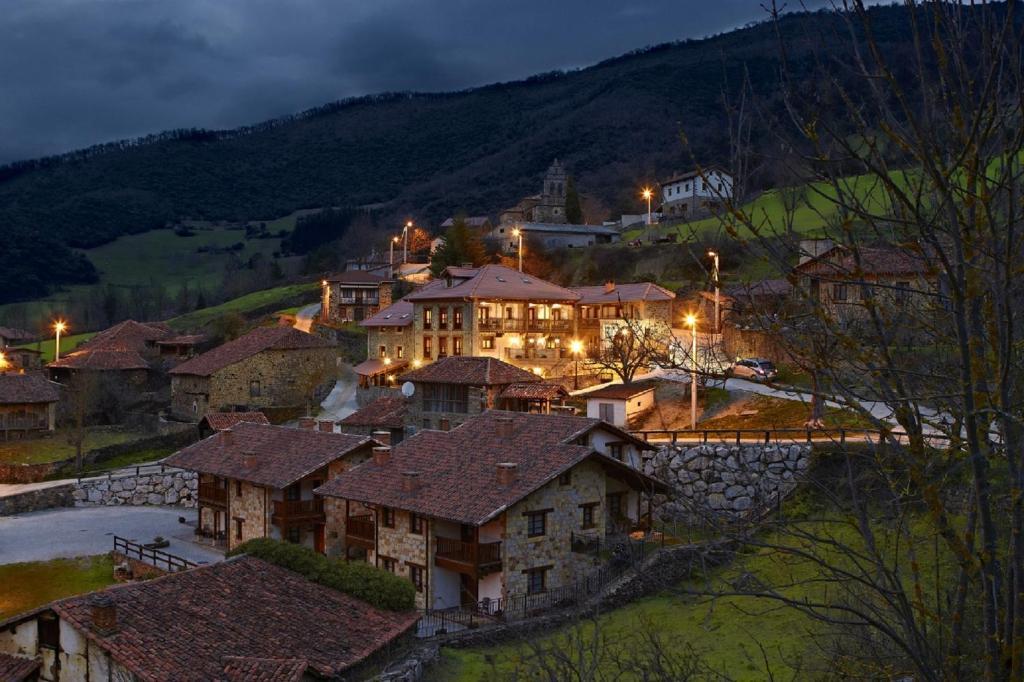 Posada Valle Del Oso Lerones المظهر الخارجي الصورة